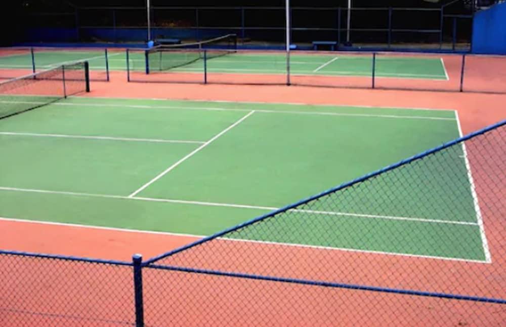 Hotel Senac Ilha Do Boi Vitória Buitenkant foto Tennis courts