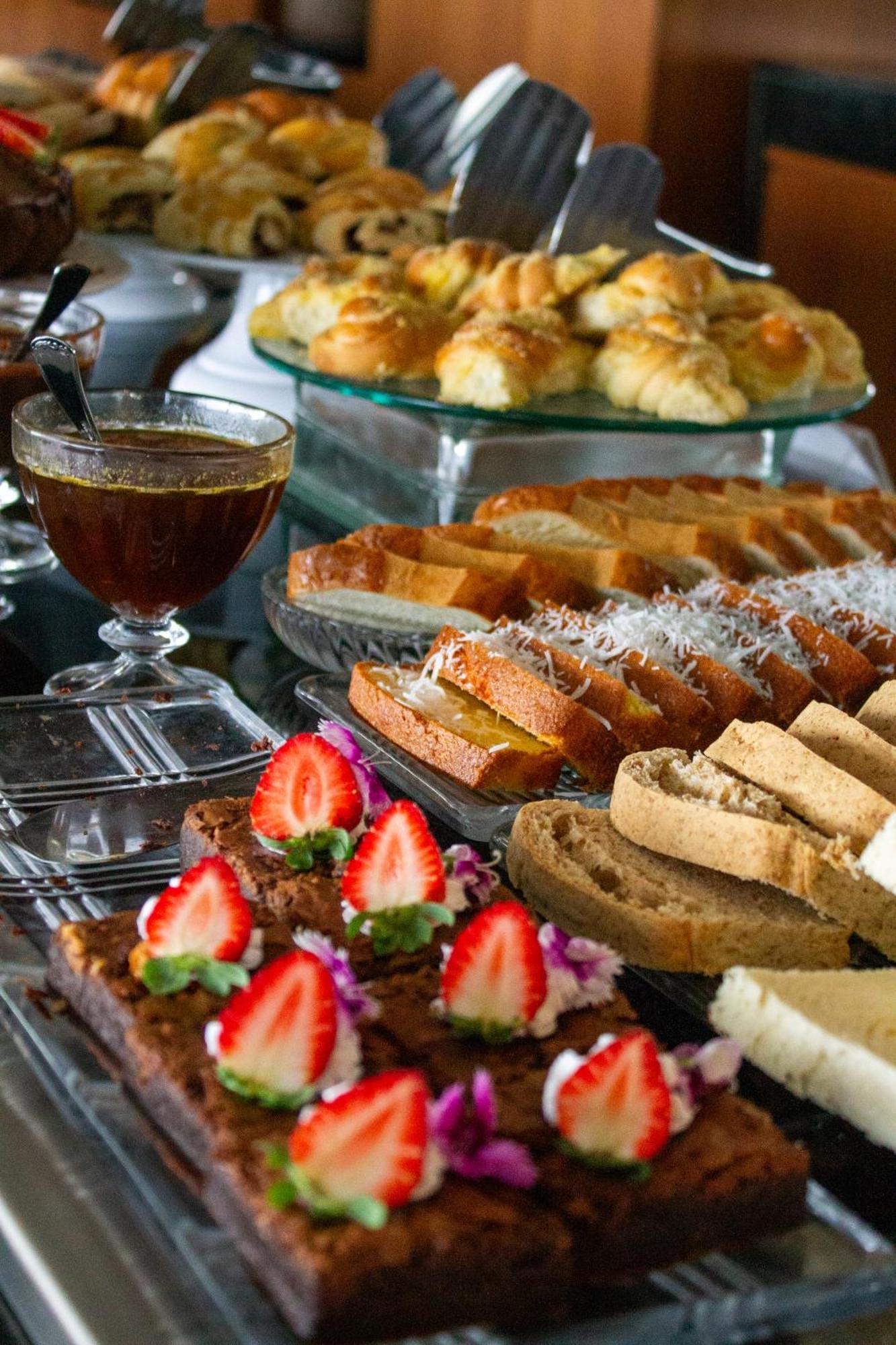 Hotel Senac Ilha Do Boi Vitória Buitenkant foto A selection of Italian pastries