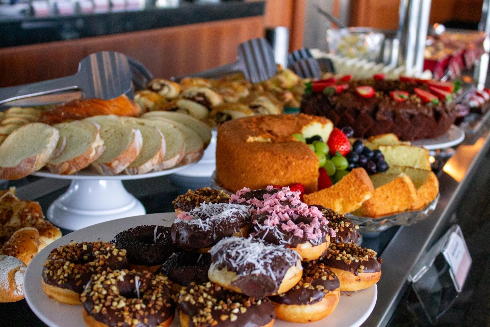 Hotel Senac Ilha Do Boi Vitória Buitenkant foto A selection of cakes